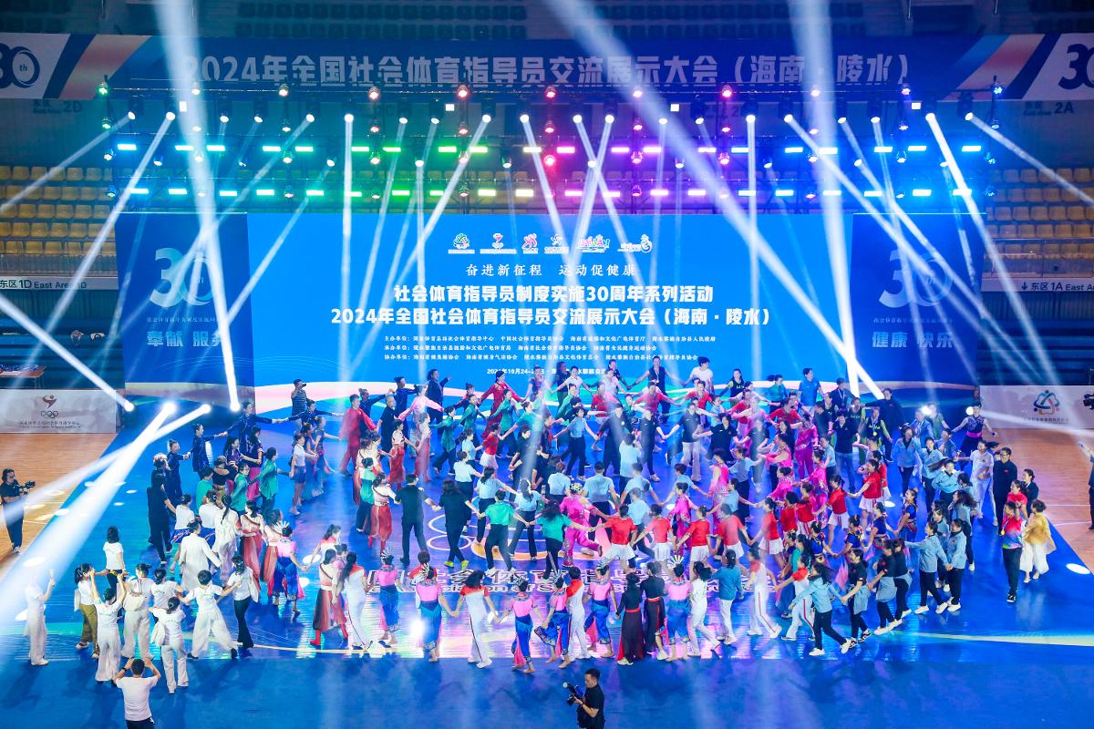 萨拉赫无缘利物浦欧冠名单，斯洛特称俱乐部必须作出回应；此前萨拉赫因未首发炮轰球队